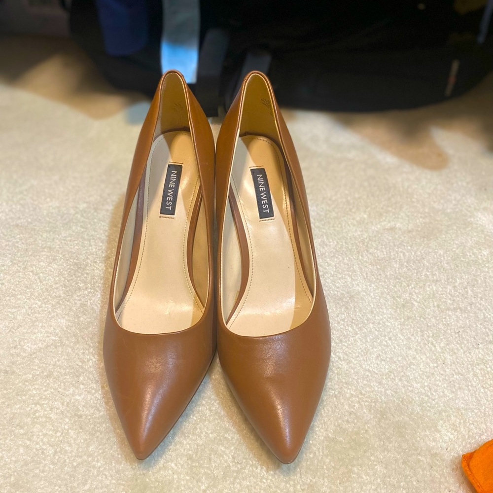 Nine West Ezra Pointy Toe Pumps Light Brown Leather. Size 8.